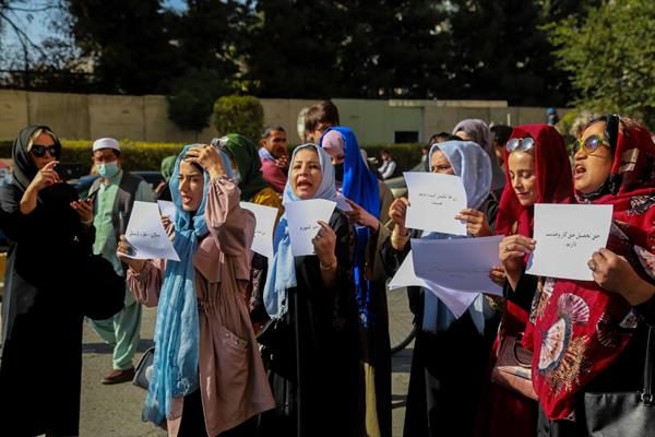 "Trabajo, pan, educación" fueron algunos de los eslóganes coreados durante la breve protesta. Foto: EFE