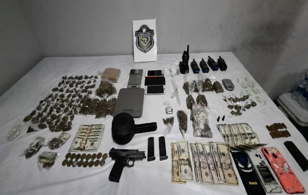 Las autoridades incautaron gran cantidad de sobres con presunta marihuana y carrizos que contenían supuesta cocaína; además de fragmentos de la probable droga conocida como “piedra”. Foto: Eric Montenegro