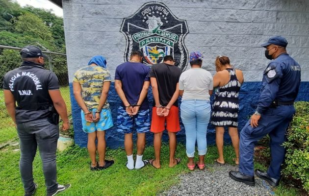 Dos mujeres y tres hombres fueron detenidos por presunto microtráfico en El Chorrillito de Vacamonte. Foto: Eric Montenegro
