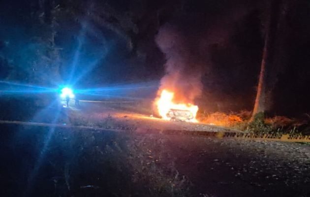 En la parte trasera del auto calcinado había un un de unos 50 años de edad. Foto: Mayra Madrid