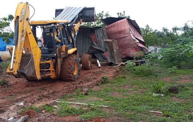 Las autoridades del Ministerio de Vivienda y Ordenamiento Territorial procedieron a destruir las casas improvisadas. Foto: Eric Montenegro