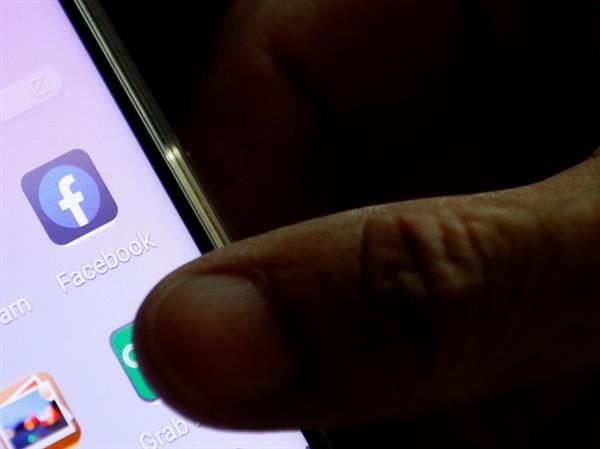 El logo de la aplicación de Facebook en una pantalla de un celular. EFE