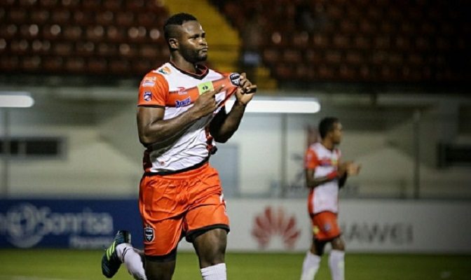 Los ataques racistas iban dirigidos al defensor colombiano Gustavo Chará, según indican los medios locales. Foto Cortesía: @TauroFC