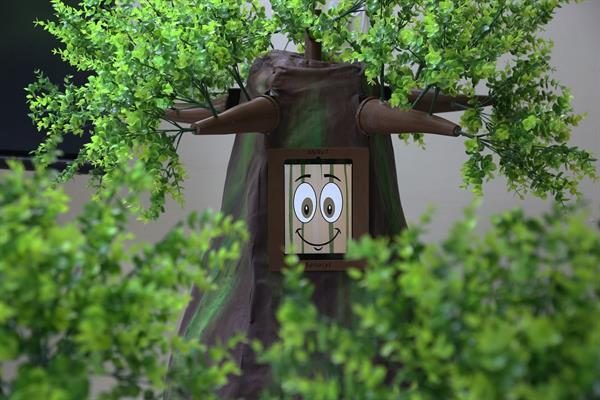 El primer robot con forma del característico "árbol barrigón". EFE