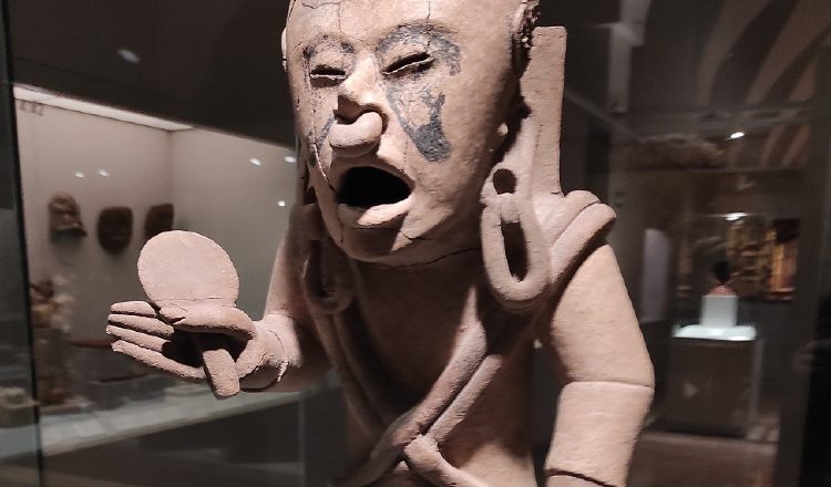 Figura que representa a un joven sacerdote sacrificado recubierto con piel humana. Culturas precolombinas. EFE