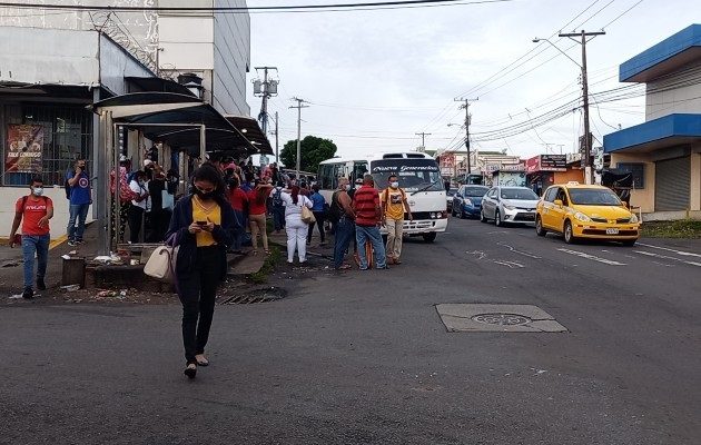 En el distrito de Arraiján los transportistas de diversas rutas procedieron a bloquear la carretera Interamericana y otras vías con sus vehículos. Foto: Eric Montenegro