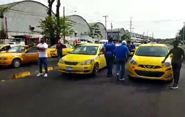 La caravana está compuesta por taxistas y conductores de buses, a los cuales se les impidió el paso a la altura de Silver City a pocos metros de los Cuatro Altos. Foto: Diomedes Sánchez