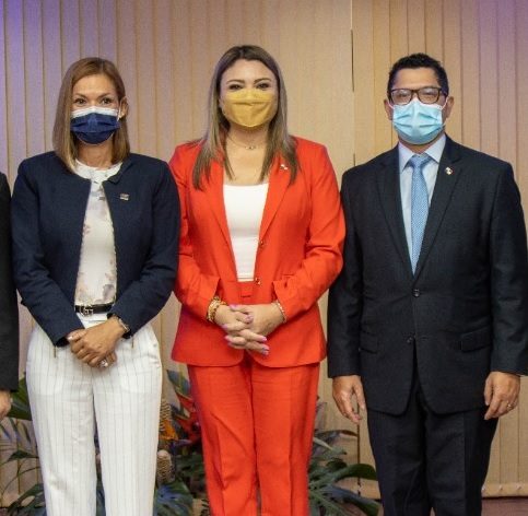 La ministra Doris Zapata (centro) informó que se instaló una comisión especial para revisar casos de empresas que tengan dificultades económicas para mantener a sus empleados. Foto: Cortesía Mitradel