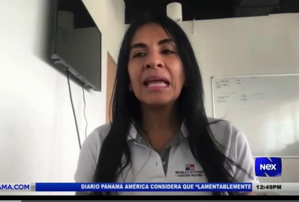 La funcionaria del Meduca, Lisbeth Ramos, reconoció que el contrato no fue otorgado mediante licitación pública. Foto: Cortesía: Nextv 