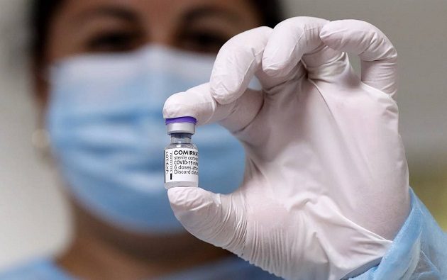 Muestra de una dosis de Pfizer contra la covid-19. Foto: EFE