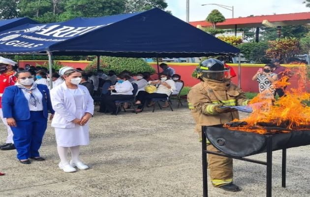A las enfermeras y otros profesionales fueron objeto de reconocimiento. Foto: Melquiades Vásquez