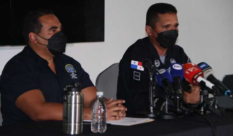 El fiscal Rafael Baloyes y el director de la Policía, John Dornheim, dirigieron una conferencia de prensa para informar sobre los hechos. 