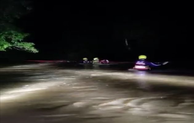 El rescate de estas personas se dio en horas de la noche del sábado, luego de que se recibiera el reporte de que cuatro personas estaban atrapadas tras la crecida repentina del río. Foto: Mayra Madrid
