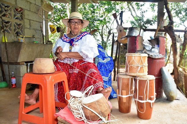 Todo lo que confecciona Florentina Moreno lo hace en su taller, que también es su casa. 