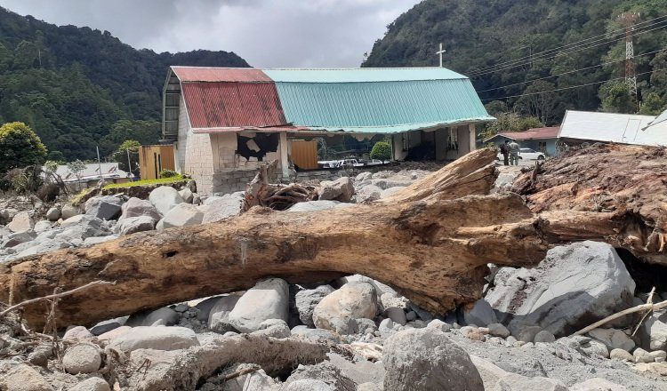 Así quedó la iglesia de Bambito, tras la embestida del río Chiriquí Viejo que pasa en la parte trasera.