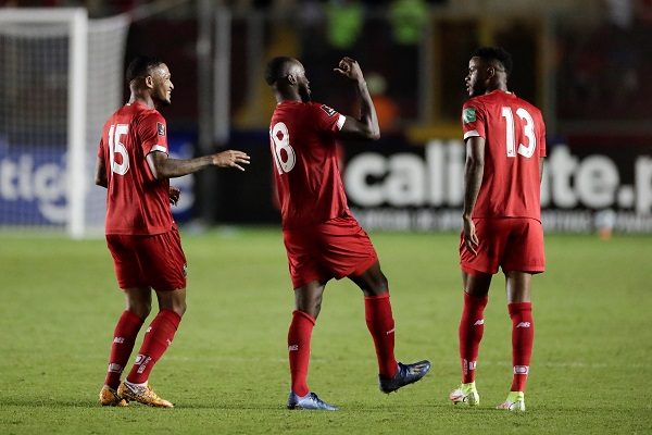 Cecilio Waterman  de Panamá (cent.) celebra su gol ante El Salvador. Foto: EFE
