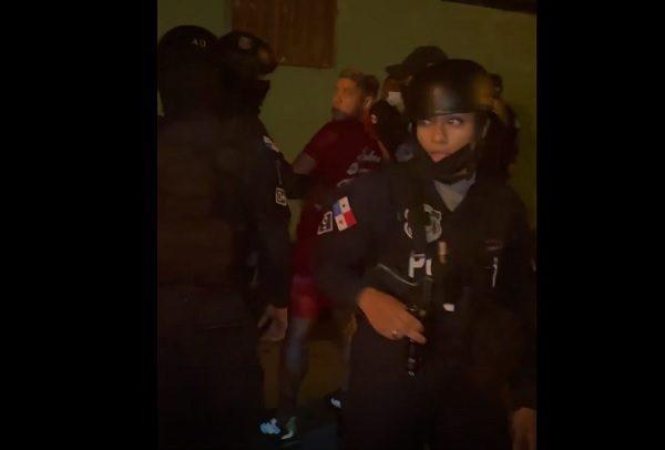 Momento de la detención del jugador de la selección de Panamá, Cristian Martínez. 