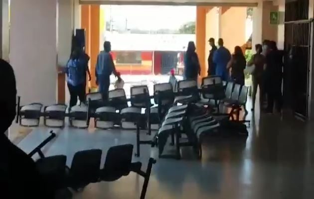 Los manifestante huyendo de la policía, ingresaron a las instalaciones del hospital Nicolás Alejo Solano. Foto: Eric Montenegro