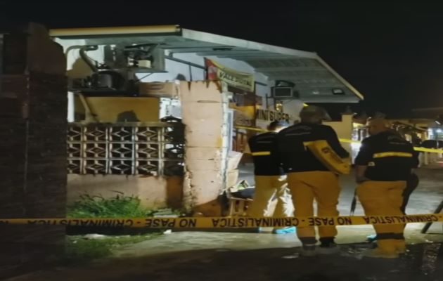 La Policía Nacional llegó al lugar y acordonó toda la zona, para que los peritos de criminalística hicieran el levantamiento de las evidencias. Foto: Diomedes Sánchez