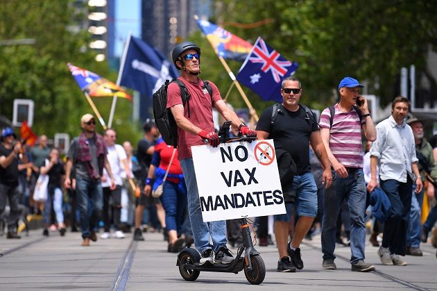 Una multitud participa hoy en una protesta bajo el lema "Marcha mundial por la libertad" en Australia, para mostrar su oposición a la obligatoriedad de las vacunas contra la covid-19. Foto: EFE
