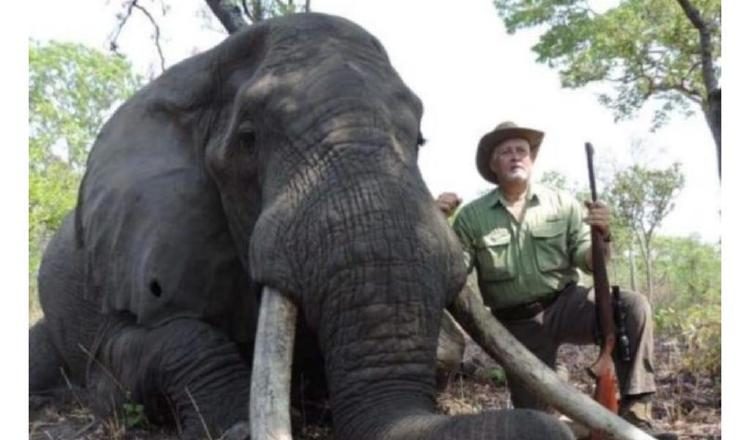 Ernesto Pérez Balladares ha sido muy cuestionado por afición a la cazaría.