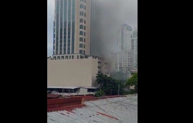 Se incendia vehículo en estacionamiento. Foto: Redes