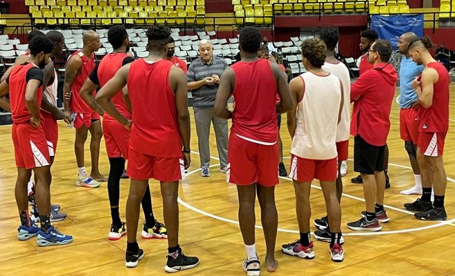 Flor Mélendez (cent.) habla con los jugadores. Foto: Fepaba