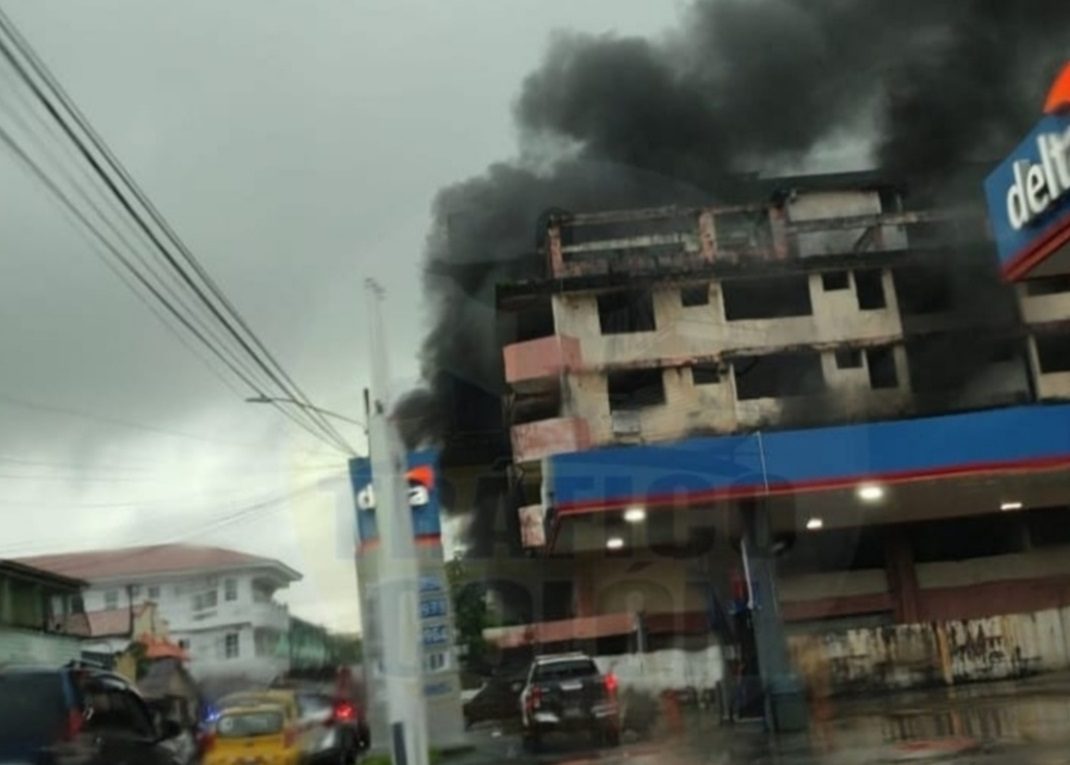 Uno de los incendios fue en un edificio abandonado. Foto: Diomedes Sanchez  