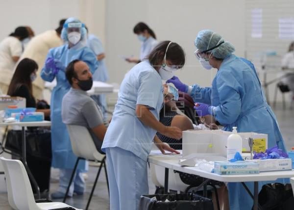 Tedros recordó que incluso los vacunados deben de seguir tomando todo tipo de precauciones, incluyendo "llevar mascarilla, mantener distancia física y evitar las muchedumbres". Foto: EFE