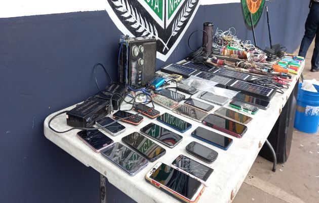 Encontraron cajillas digitales de recepción de televisión, pesas digitales, controles de Nintendo, bocinas, tijeras, entre otras cosas. Foto: Cortesía