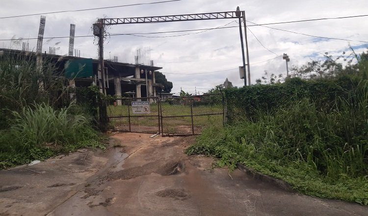 Estado actual de lo que sería el edificio de estacionamientos, en la parte posterior de la policlínica. Foto: Francisco Paz