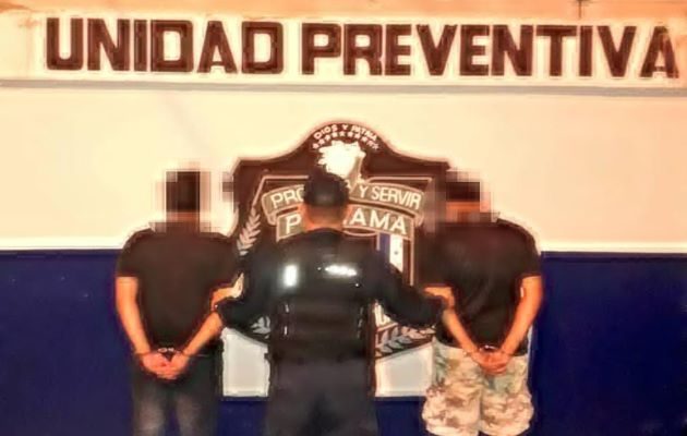 Los tres ciudadanos y el arma de fuego fueron puestos a órdenes de las autoridades competentes quienes adelantan las investigaciones. Foto: José Vásquez