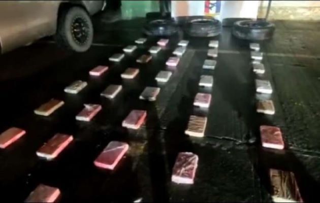 Durante la diligencia los funcionarios del Ministerio Público decomisaron 37 paquetes de presunta sustancia ilícita, dos celulares y además ordenaron la retención del vehículo. Foto: Senafront