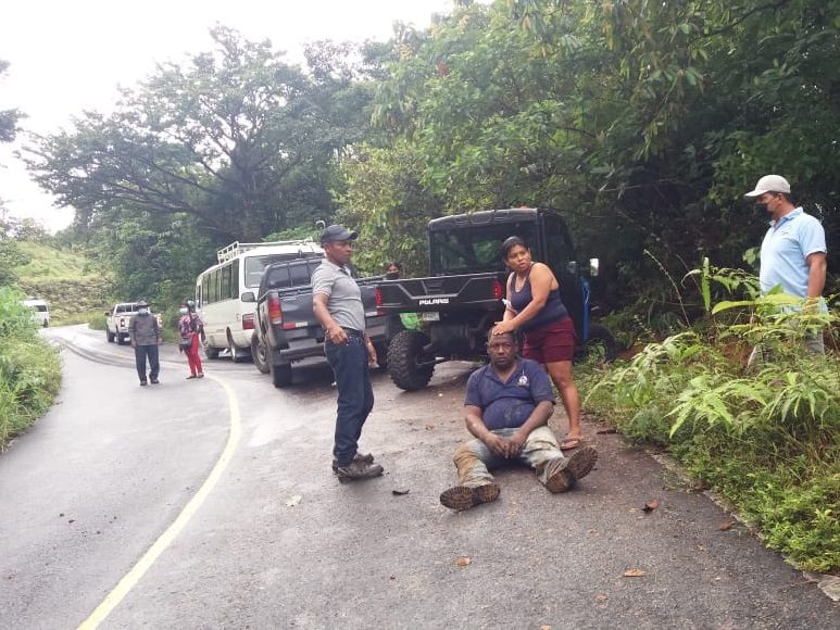 Los heridos fueron auxiliados por personas que transitaban por el lugar.Foto: Melquiades Vásquez