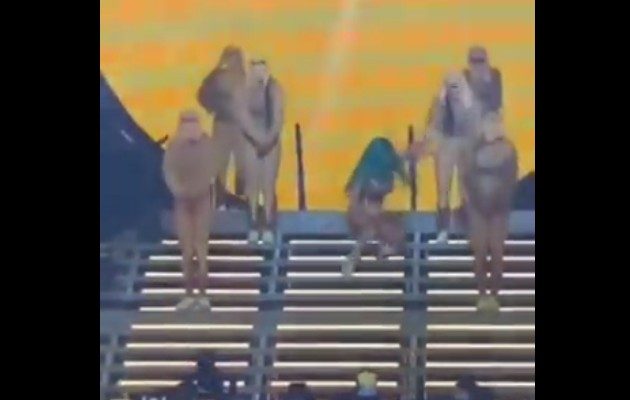 La intérprete de "Tusa" se levantó y prosiguió con el concierto. Foto: Redes