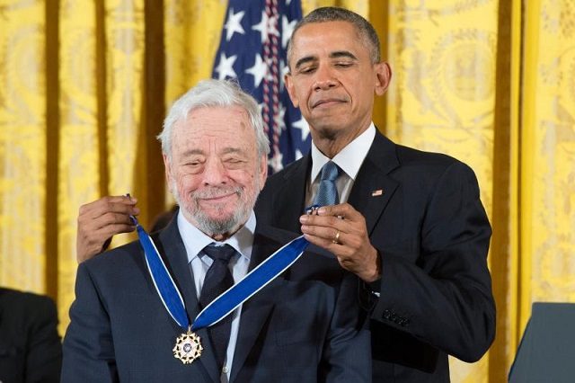 El compositor estadounidense Stephen Sondheim (i) recibe la Medalla de la Libertad de manos del expresidente de EE.UU. Barack Obama, en una fotografía de archivo. Foto: EFE / Michael Reynolds