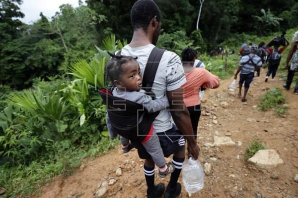 Migrantes haitianos en su camino hacia Panamá por el Tapón del Darién en Acandi (Colombia). Foto: EFE
