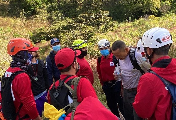 Las dos personas rescatadas fueron evaluadas por paramédicos del Benemérito Cuerpo de Bomberos de Panamá. Foto: Cortesía @BCBRP