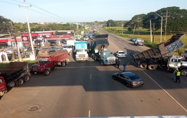 El cierre de vías se extendió por varias horas, y provocó un descomunal tranque en la importante vía, en ambos sentidos, sobre todo de personas que se trasladaban a sus puestos de trabajo. Foto: Thays Domínguez
