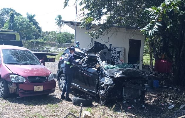 Por más de 30 minutos el personal de rescate del Cuerpo de Bomberos luchó para liberar de los hierros retorcidos del vehículo al conductor accidentado. Foto: Eric Montenegro