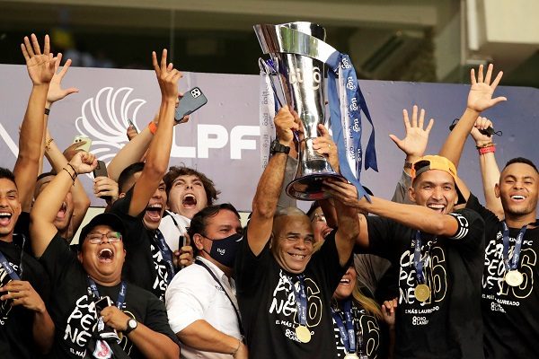 El capitán Edwin Aguilar del Tauro (der.) levanta la copa. Foto:EFE