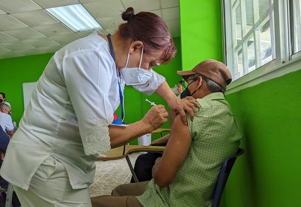 Las autoridades sanitarias también detallaron que se administraron 6,924 terceras dosis y 222,111 de refuerzo. Foto: Cortesía @CSSPanama