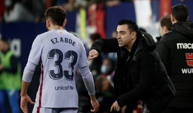 Xavi Hernández, técnico del Barcelona (der.). Foto:EFE
