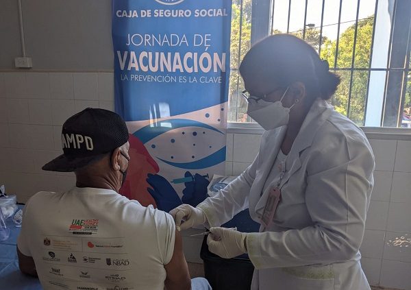 Panamá ha inoculado con primera dosis al 90.1 % de la población objetivo (mayores de 12 años) y 80.6 % con la segunda. Foto: Cortesía @CSSPanama