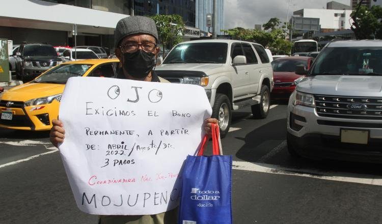 Tradicionalmente, estos adultos mayores se manifiestan en los alrededores de la Asamblea, pero esta vez se trasladaron a la Vía España. Foto: Víctor Arosemena