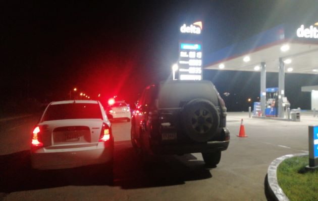 Los asaltantes hicieron varias detonaciones y luego entraron en acción sin importarles que el lugar estaba bien alumbrado y con cámaras de videovigilancia. Foto. Melquiades Vásquez