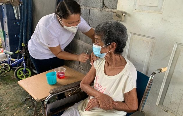 La tercera dosis actualmente se recomienda seis meses después de recibir dos dosis. Foto: Cortesía CSS