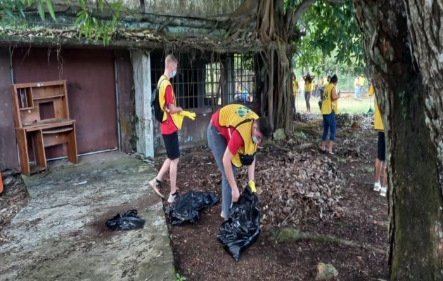 La jornada de trabajo que incluyó el corte de maleza, recolección de escombros y otros desechos se realizó en un terreno ubicado detrás de las instalaciones del Hospital Nicolás Alejo Solano. Foto. Dayana Rivas