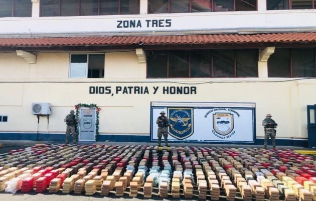 Este decomiso se logró con el apoyo del Centro de Operaciones Aeronavales (Croan) y con el personal de la Fiscalía de Drogas de Colón y Guna Yala. Foto. Diomedes Sánchez