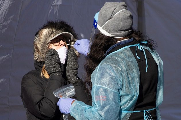 La variante ómicron ya circula en Estados Unidos. Foto: EFE